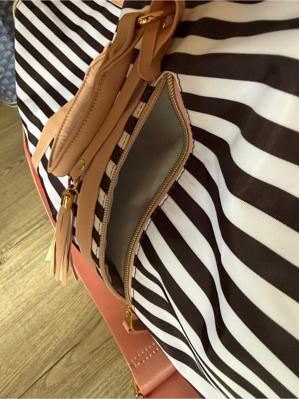 Carry-on Garment/Duffel Black & White Weekender Tote with Pink Trim ✈️ 👗👔 - Picture 4 of 8